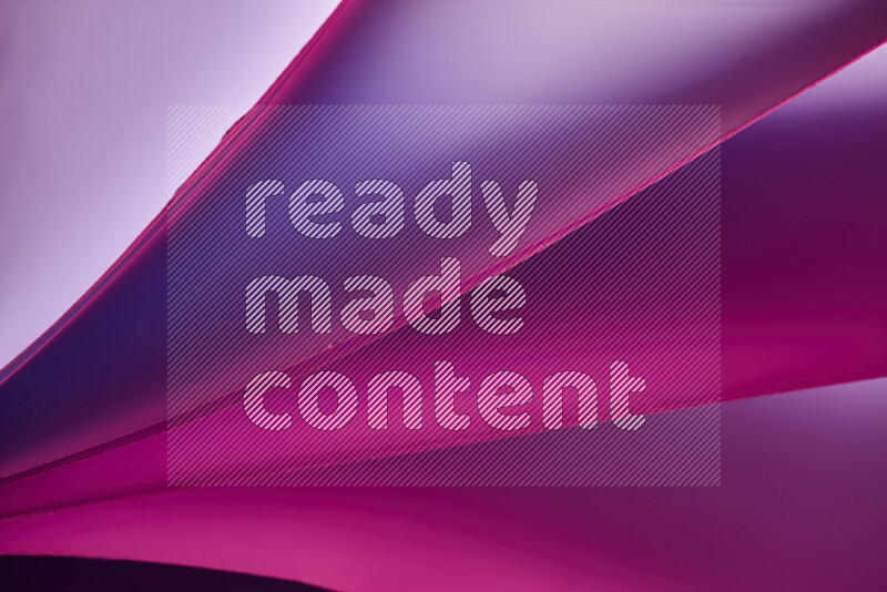 فن تجريدي يعرض منحنيات مع تدرجات الألوان الدافئة والباردة مكونه بضوء ملون