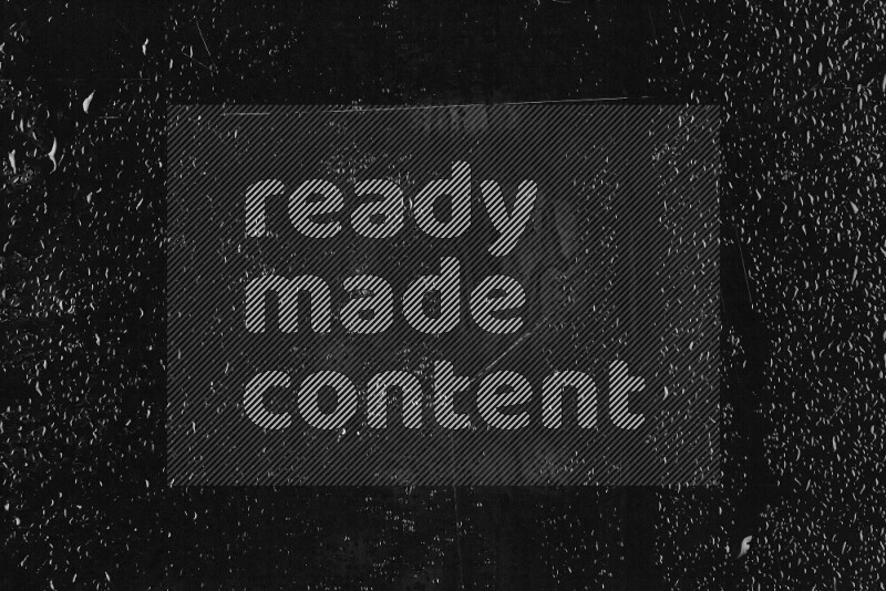 تظهر الصورة قطرات من الماء علي خلفية داكنة