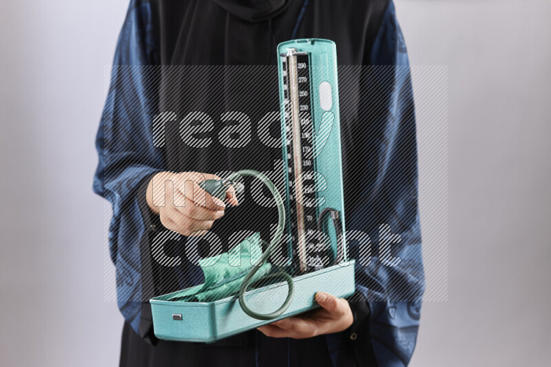 طبيبة ترتدي عباءة وملابس طبية في أوضاع متعددة