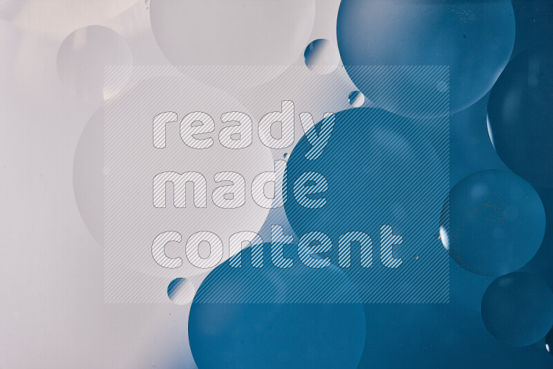 لقطات مقربة لفقاعات من الزيت على سطح الماء باللون الأبيض والأزرق