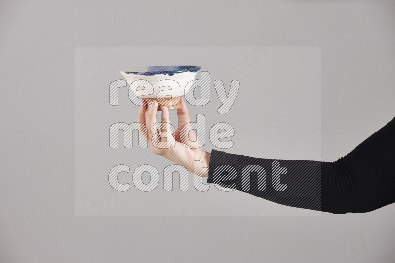 امرأة ترتدي عباءة سوداء تحمل أدوات فخارية مختلفة في أوضاع متعددة