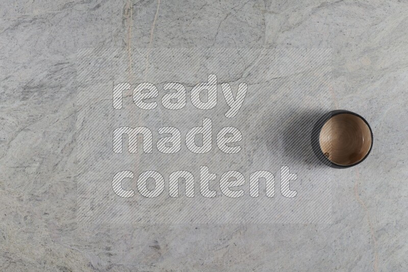 وعاء فخاري متعدد الألوان على خلفية من الرخام الرمادي