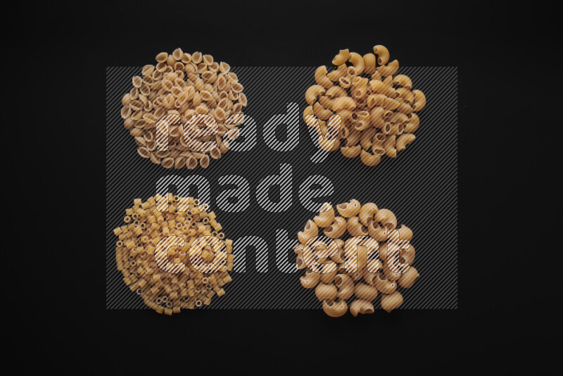 أنواع مختلفة من المعكرونة علي خلفية سوداء