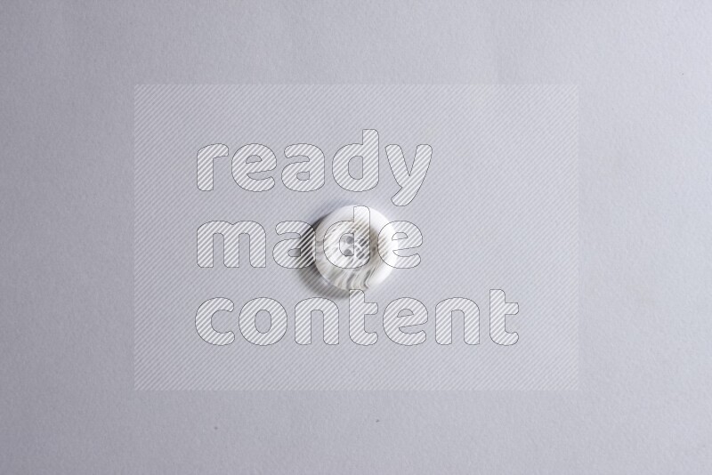 زر واحد ملون على خلفية رمادية