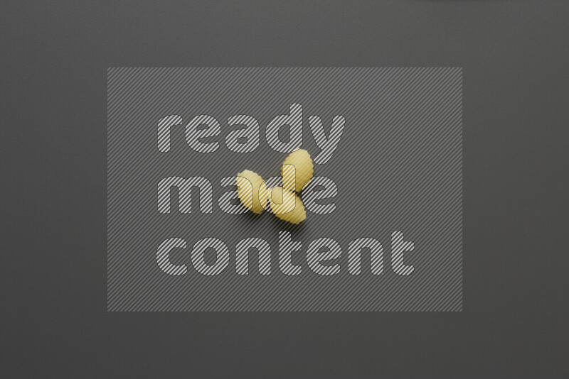 معكرونة ودعة علي خلفية رمادية