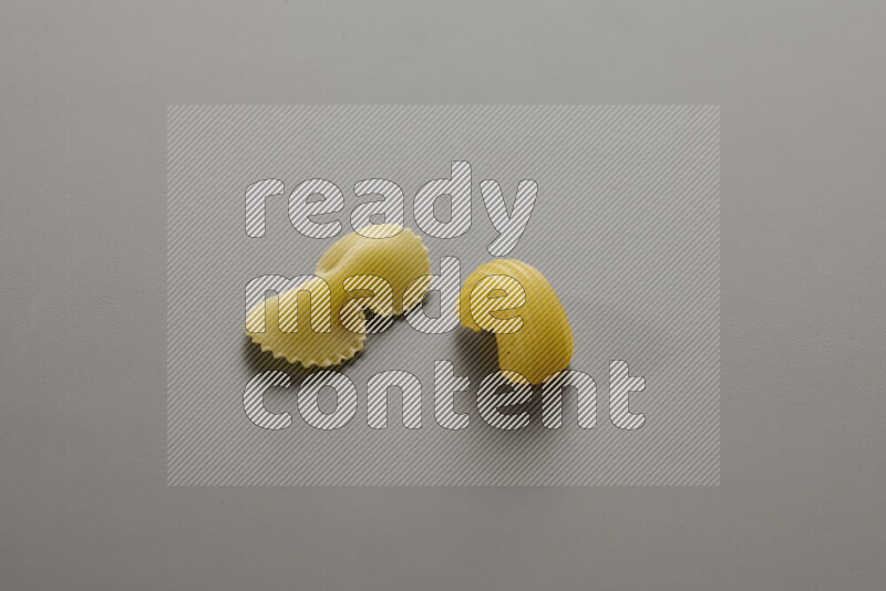 معكرونة فيونكة مع أنواع أخري من المعكرونة علي خلفية رمادية