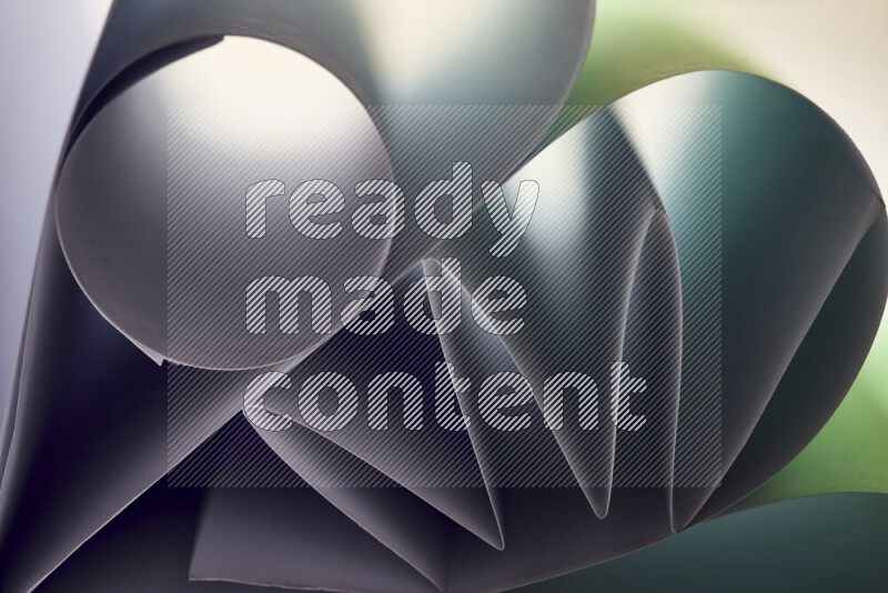 عرض فني لطيات الورق تخلق مزيج من الأشكال الهندسية، مضاءة بإضاءة ناعمة بدرجات اللون الأخضر