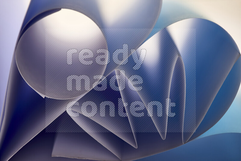 عرض فني لطيات الورق تخلق مزيج من الأشكال الهندسية، مضاءة بإضاءة ناعمة بدرجات اللون الأزرق