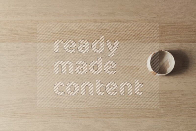 وعاء فخاري متعدد الألوان على خلفية خشبية فاتحة