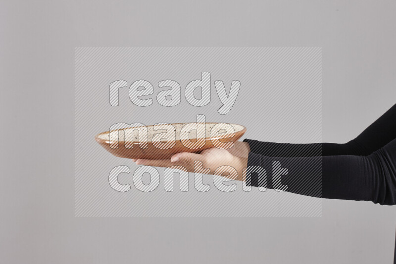 امرأة ترتدي عباءة سوداء تحمل أدوات فخارية مختلفة في أوضاع متعددة