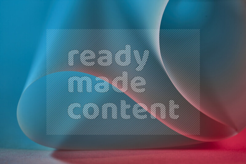 فن تجريدي يعرض منحنيات وتدرجات اللون الأزرق والأحمر مكونه بضوء ملون