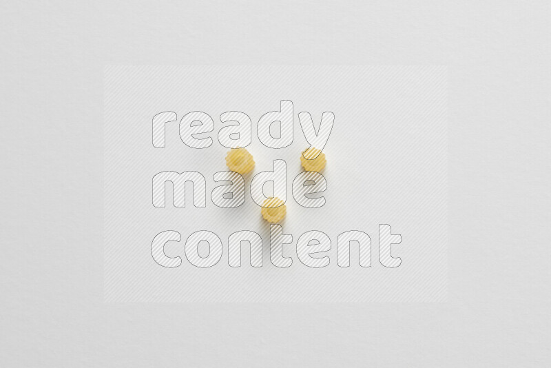 معكرونة مرمرية علي خلفية بيضاء