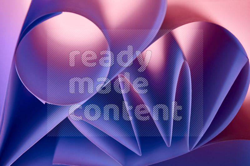 عرض فني لطيات الورق تخلق مزيج من الأشكال الهندسية، مضاءة بإضاءة ناعمة بدرجات اللون الارجواني