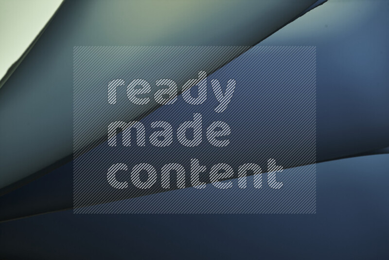 فن تجريدي يعرض منحنيات مع تدرجات الألوان الباردة مكونه بضوء ملون