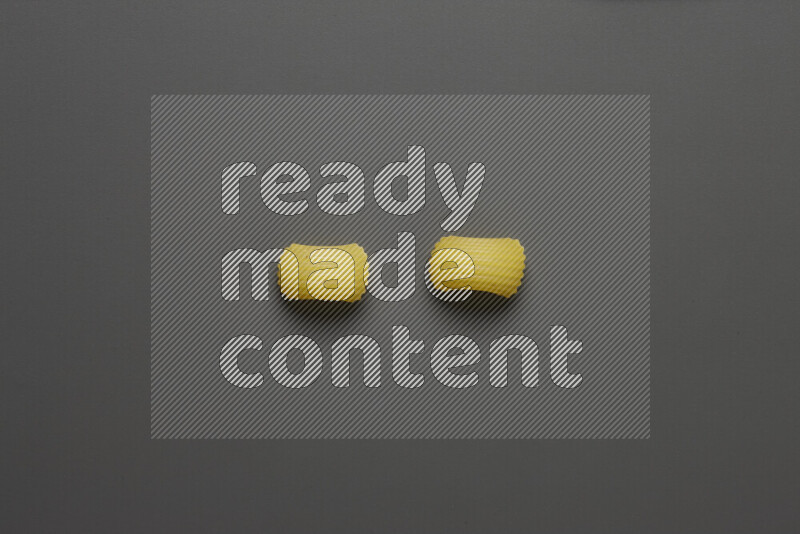 معكرونة هلالية علي خلفية رمادية