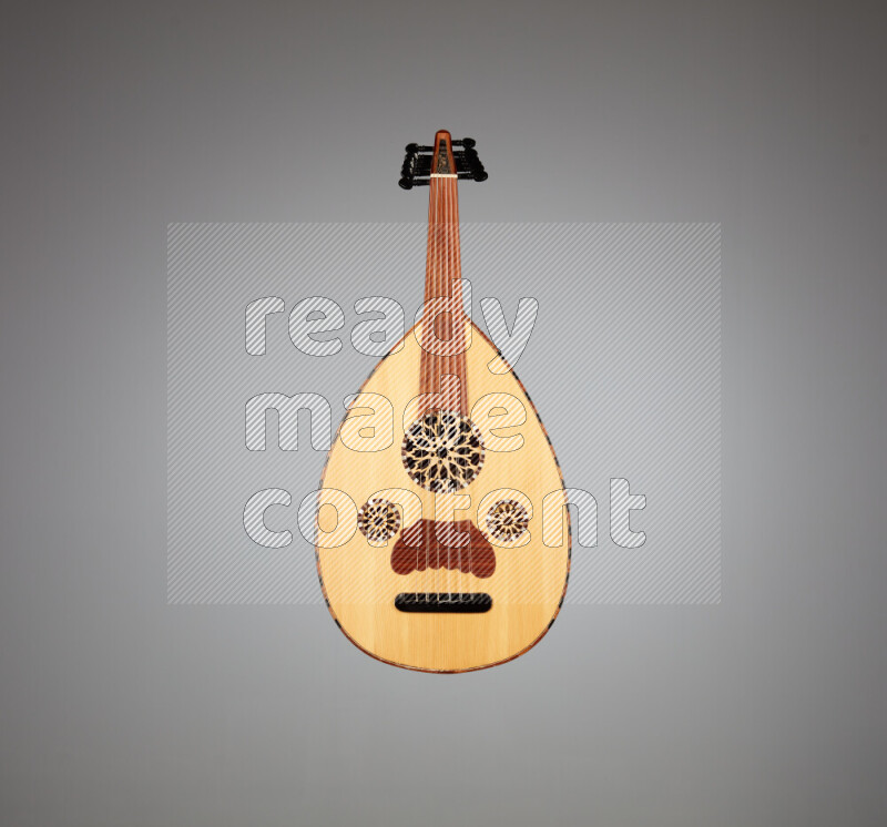 عودي خشبي بني على خلفية رمادية