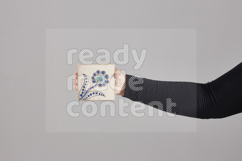 امرأة ترتدي عباءة سوداء تحمل أدوات فخارية مختلفة في أوضاع متعددة