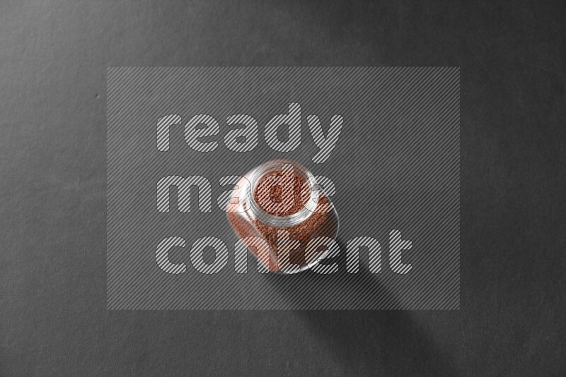 حب الرشاد في وعاء زجاجي علي خلفية سوداء