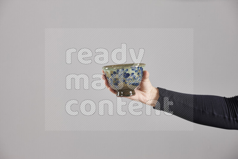 امرأة ترتدي عباءة سوداء تحمل أدوات فخارية مختلفة في أوضاع متعددة