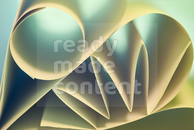 عرض فني لطيات الورق تخلق مزيج من الأشكال الهندسية، مضاءة بإضاءة ناعمة بدرجات اللون الأخضر والالوان الدافئة