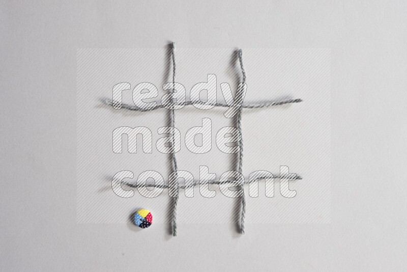 أزرار متعددة اﻷلوان موضوعة علي خلفية رمادية