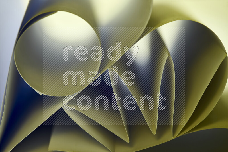 عرض فني لطيات الورق تخلق مزيج من الأشكال الهندسية، مضاءة بإضاءة ناعمة بدرجات اللون الأخضر