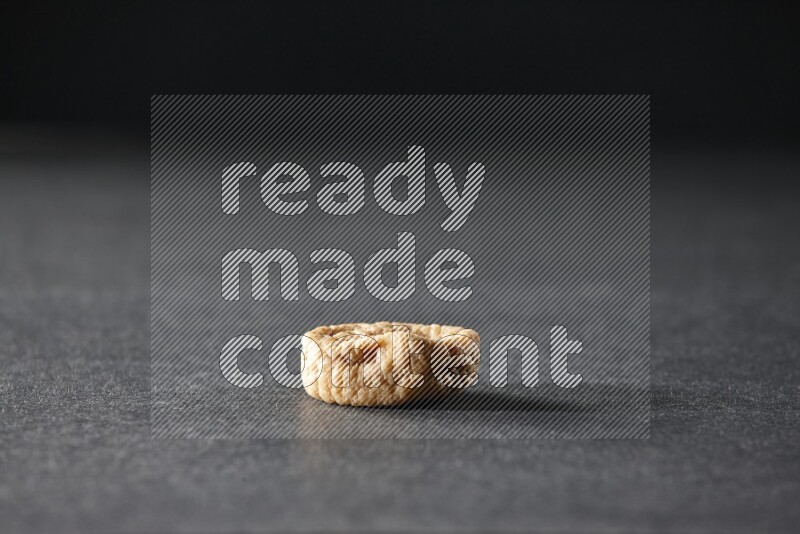 حبة واحدة من التين المجفف على خلفية سوداء