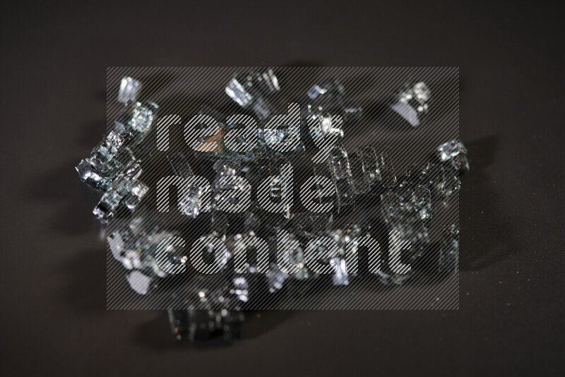 قطع زجاج سوداء شفافة متناثرة على خلفية سوداء