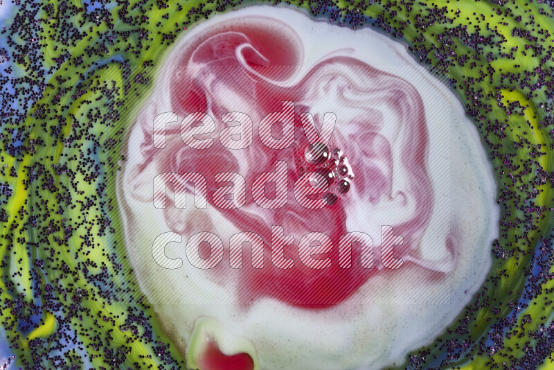 لقطة مقربة لدوامات من اللون الأحمر والأبيض مع بريق أرجواني متلألئ منتشر على خلفية من اللون الأخضر والأزرق