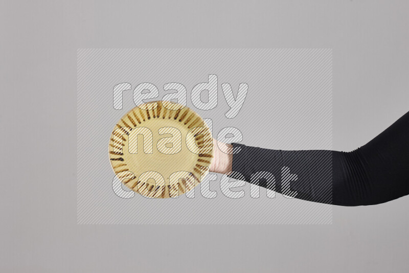 امرأة ترتدي عباءة سوداء تحمل أدوات فخارية مختلفة في أوضاع متعددة