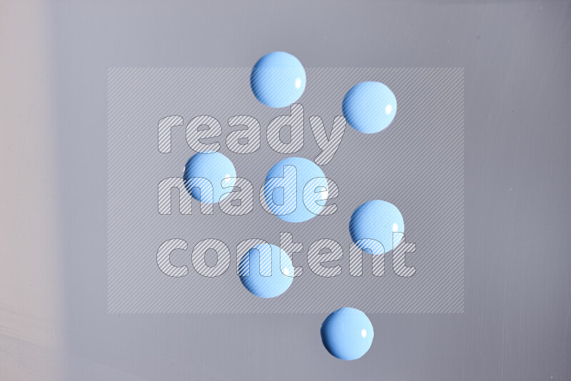 لقطات مقربة لقطرات من اللون الأزرق على الخلفية