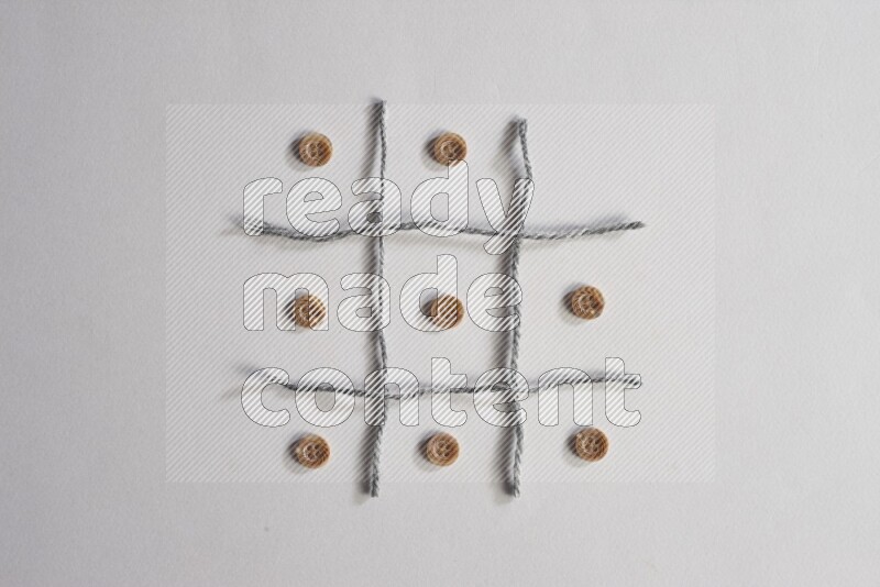 أزرار بنية موضوعة علي خلفية رمادية