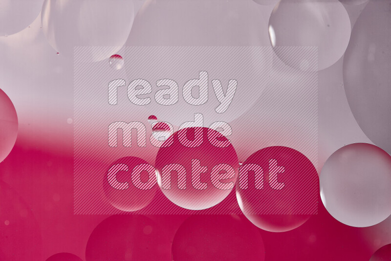 لقطات مقربة لفقاعات من الزيت على سطح الماء باللون الأبيض والوردي