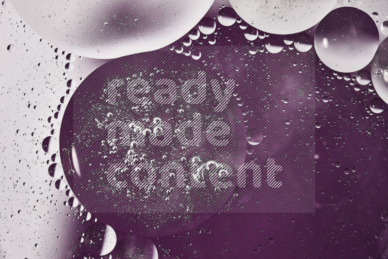 لقطات مقربة لفقاعات من الزيت على سطح الماء باللون الأبيض والأرجواني