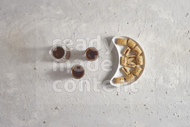 حلويات شرقية في صحن فخاري مع المشروبات