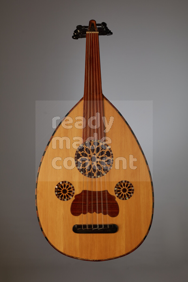 عودي خشبي بني على خلفية رمادية