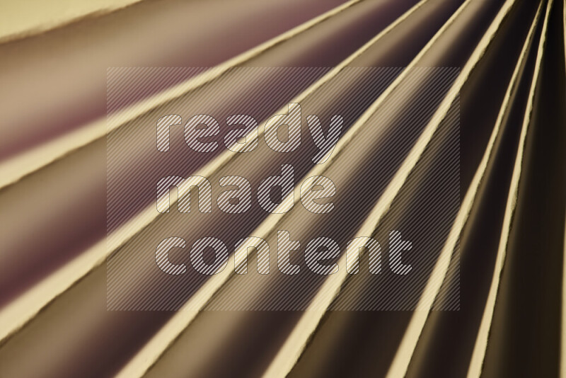 صورة تقدم نمط تجريدي ورقي من الخطوط المائلة بدرجات اللون الأحمر والذهبي