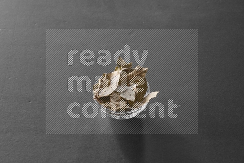 أوراق الغار في وعاء زجاجي علي خلفية سوداء