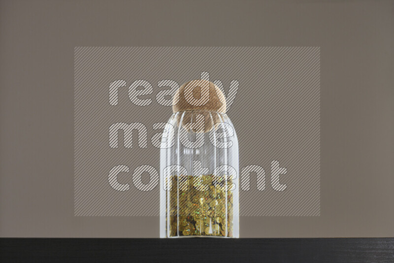 ترتر ملون في وعاء زجاجي علي خلفية سوداء