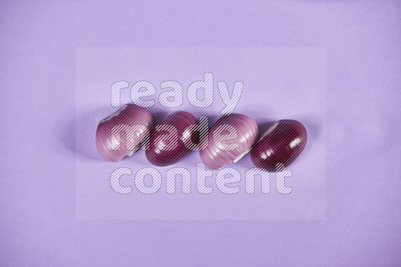 أنصاف بصل أحمر على خلفية أرجوانية
