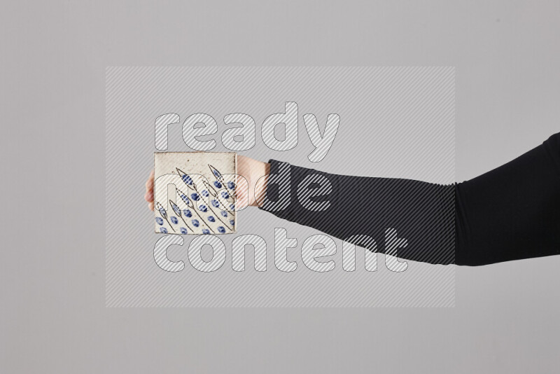 امرأة ترتدي عباءة سوداء تحمل أدوات فخارية مختلفة في أوضاع متعددة