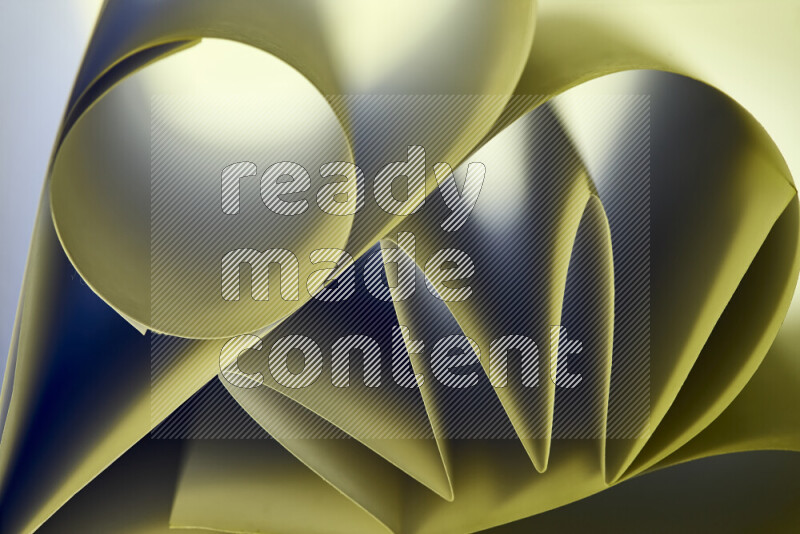 عرض فني لطيات الورق تخلق مزيج من الأشكال الهندسية، مضاءة بإضاءة ناعمة بدرجات اللون الأخضر