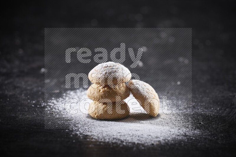 كحك علي خلفية سوداء