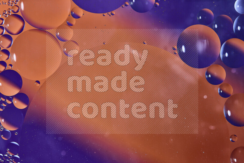 لقطات مقربة لفقاعات من الزيت على سطح الماء باللون البرتقالي والأرجواني